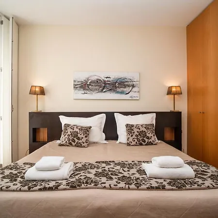 Locally Yours Sao Bento Apartment *